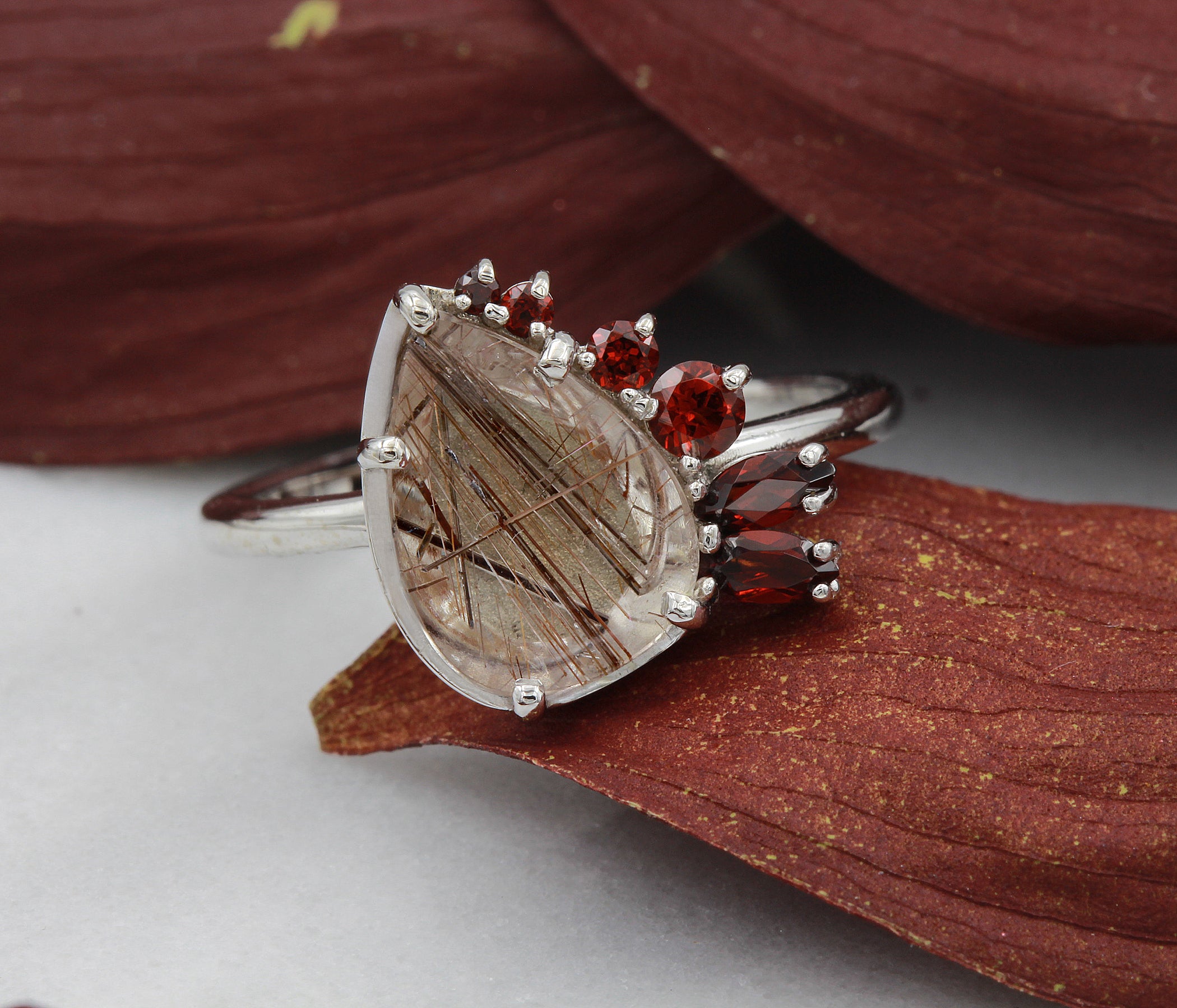 Anillo Art Déco dorado con halo de ágata musgosa y hexágono