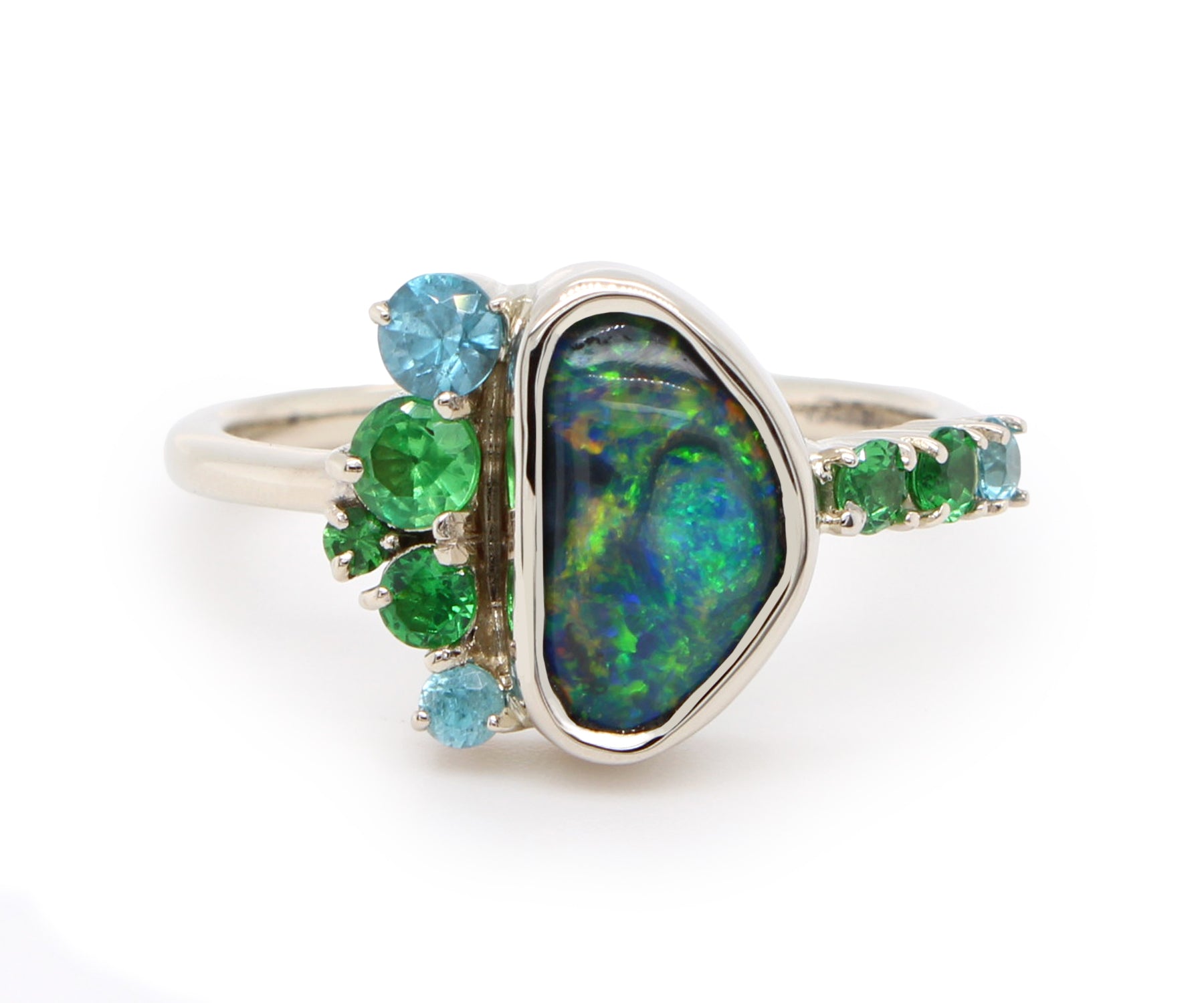Anillo de circonitas con ópalo descentrado y granate verde