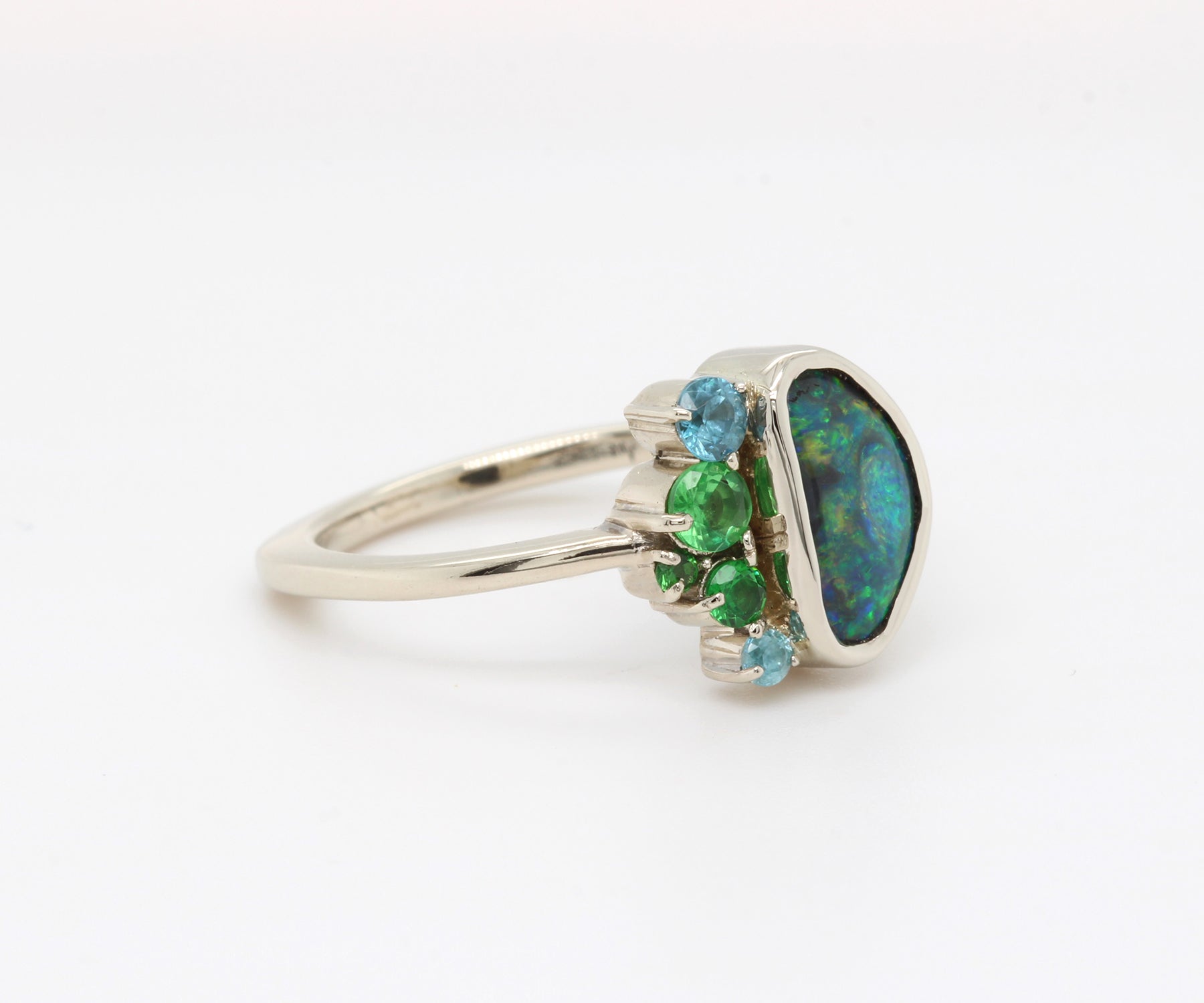 Anillo de circonitas con ópalo descentrado y granate verde