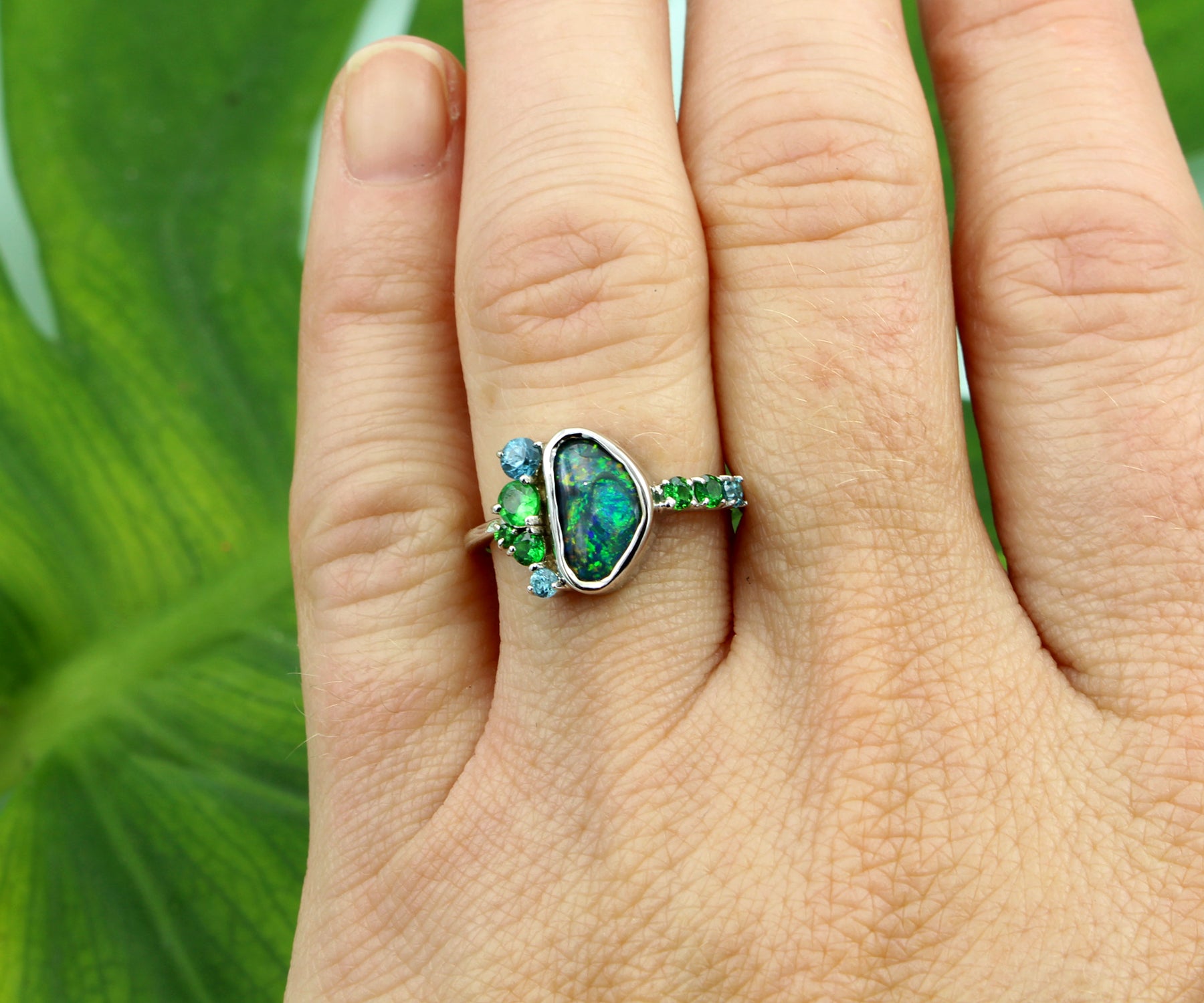 Anillo de circonitas con ópalo descentrado y granate verde