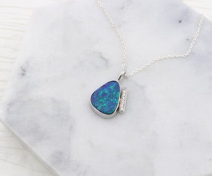 Collar de oro blanco con diamantes y ópalo azul