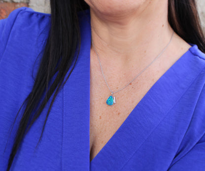 Collar de oro blanco con diamantes y ópalo azul