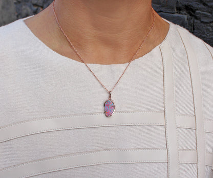 Collar con lazo de oro rosa y ópalo rosa
