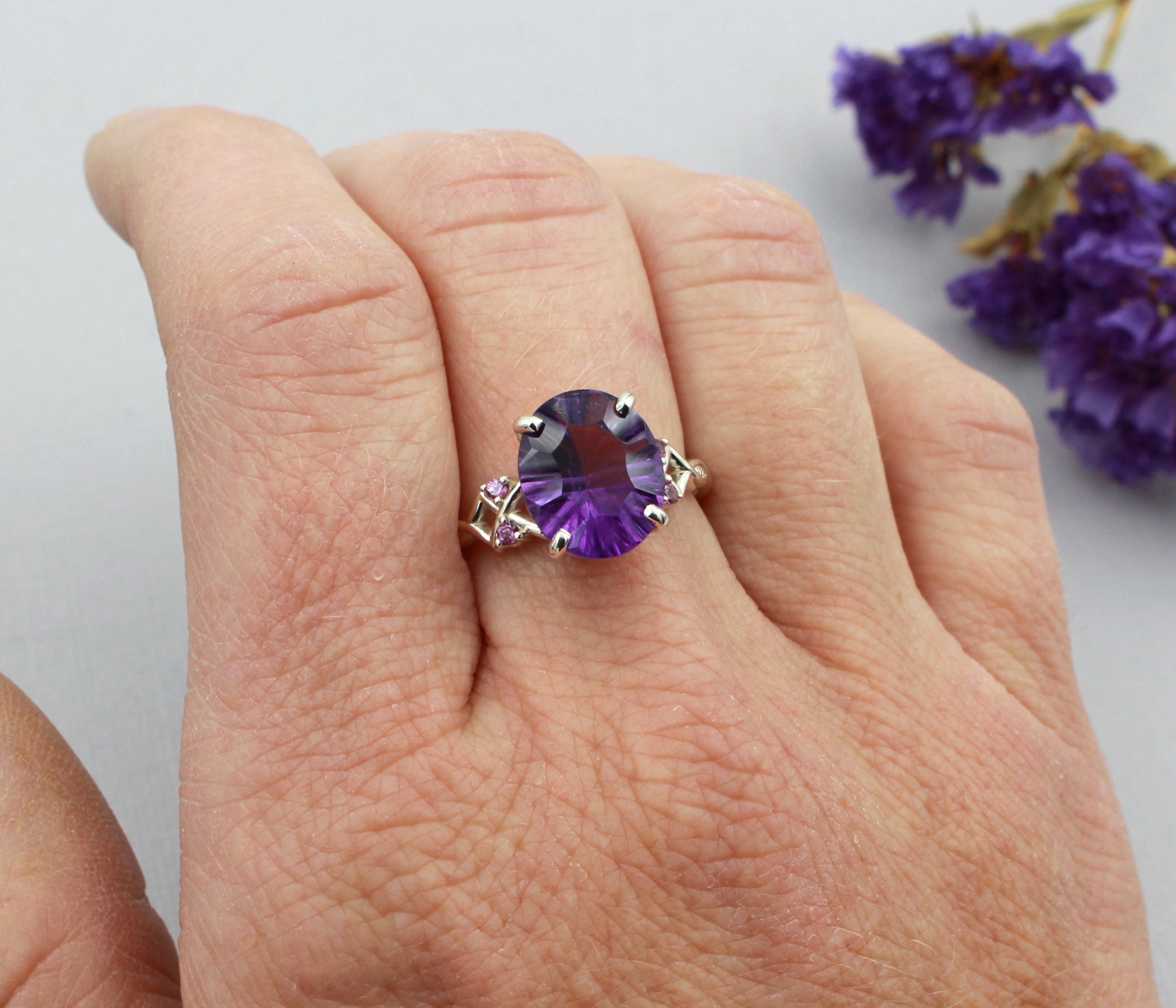 Anillo Art Déco dorado con halo de ágata musgosa y hexágono