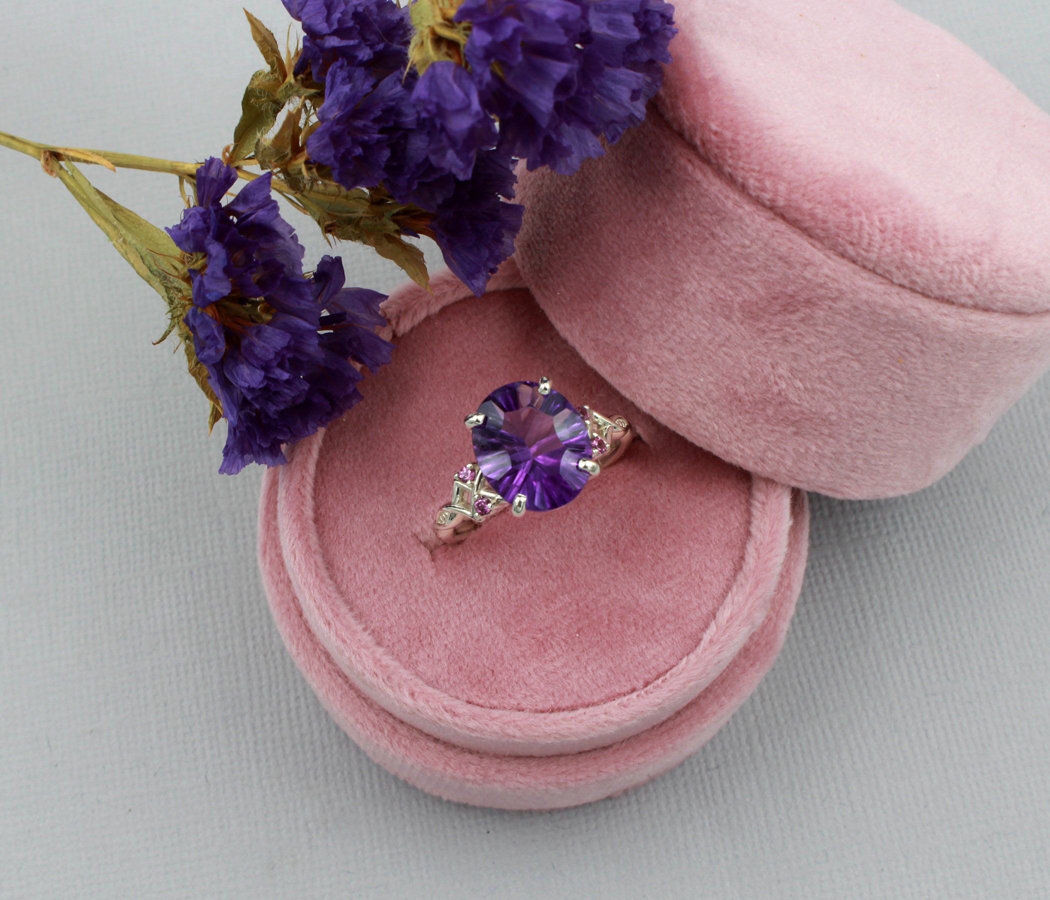 Anillo Art Déco dorado con halo de ágata musgosa y hexágono