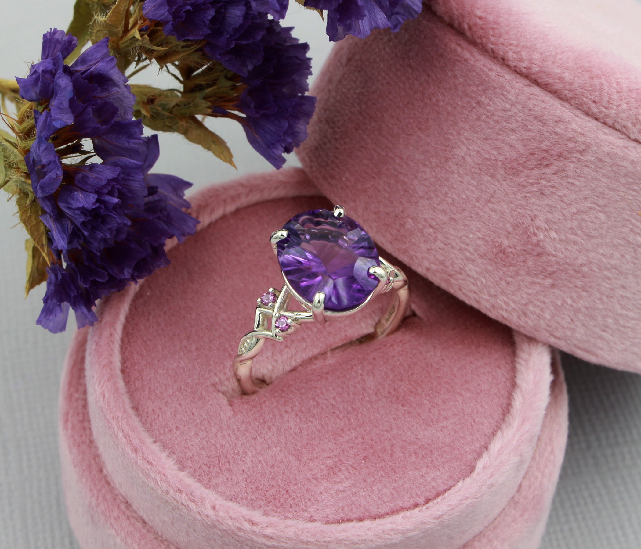 Anillo Art Déco dorado con halo de ágata musgosa y hexágono