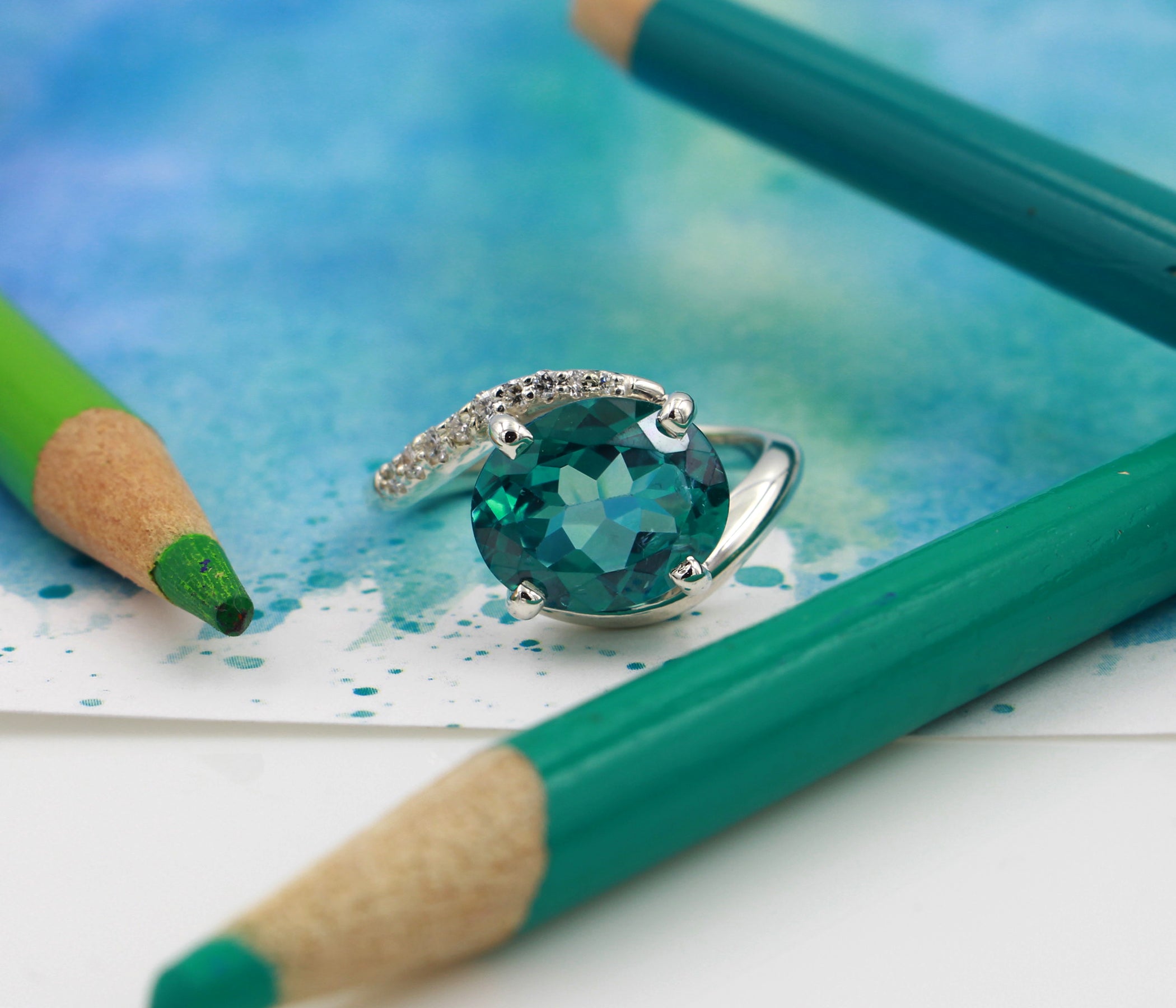 Anillo Art Déco dorado con halo de ágata musgosa y hexágono