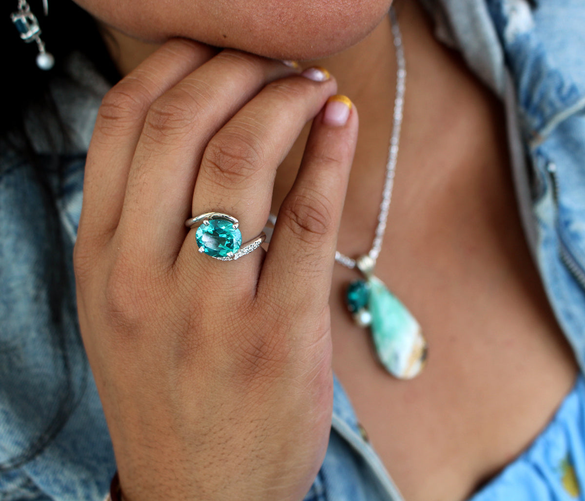 Anillo Art Déco dorado con halo de ágata musgosa y hexágono