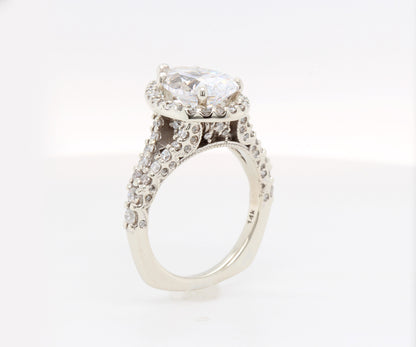 Impresionante anillo de diamantes divididos con halo en forma de pera