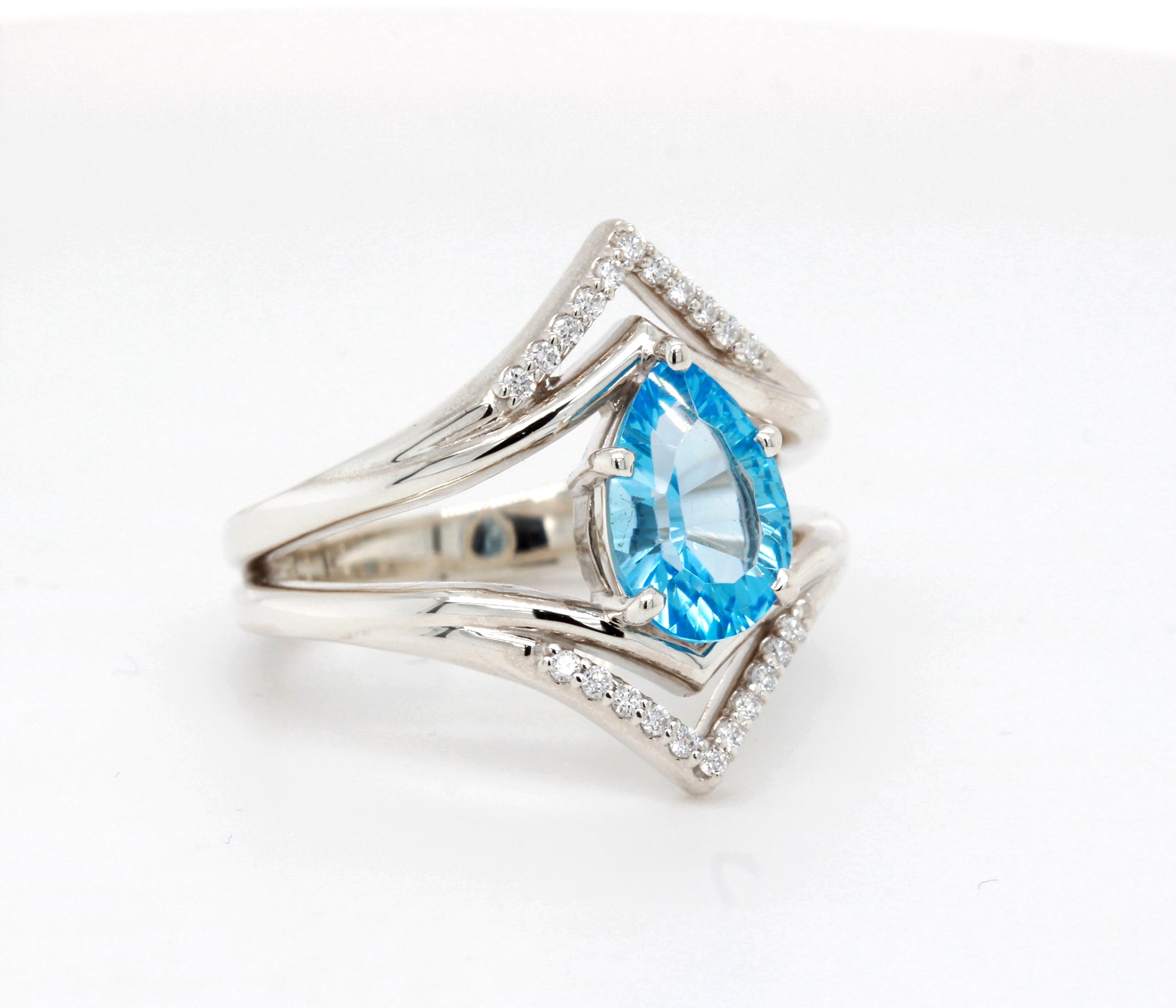 Anillo Art Déco dorado con halo de ágata musgosa y hexágono