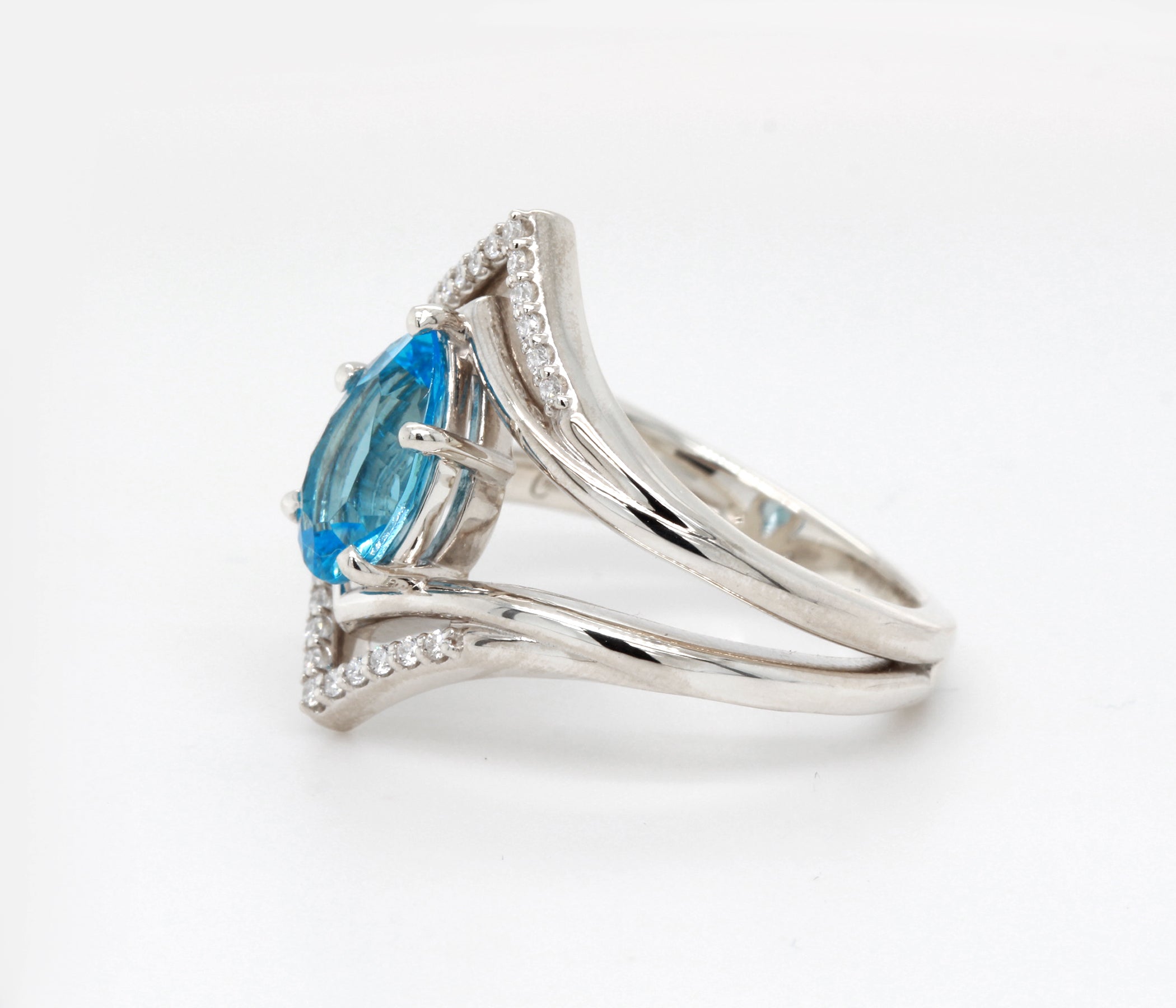 Anillo Art Déco dorado con halo de ágata musgosa y hexágono