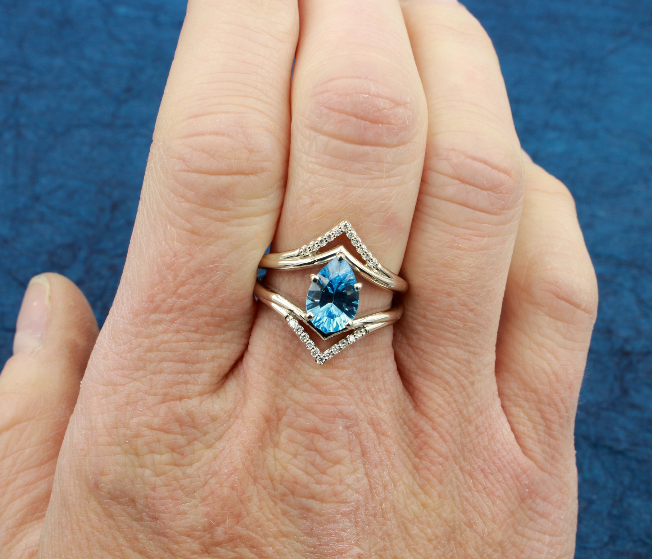 Anillo Art Déco dorado con halo de ágata musgosa y hexágono