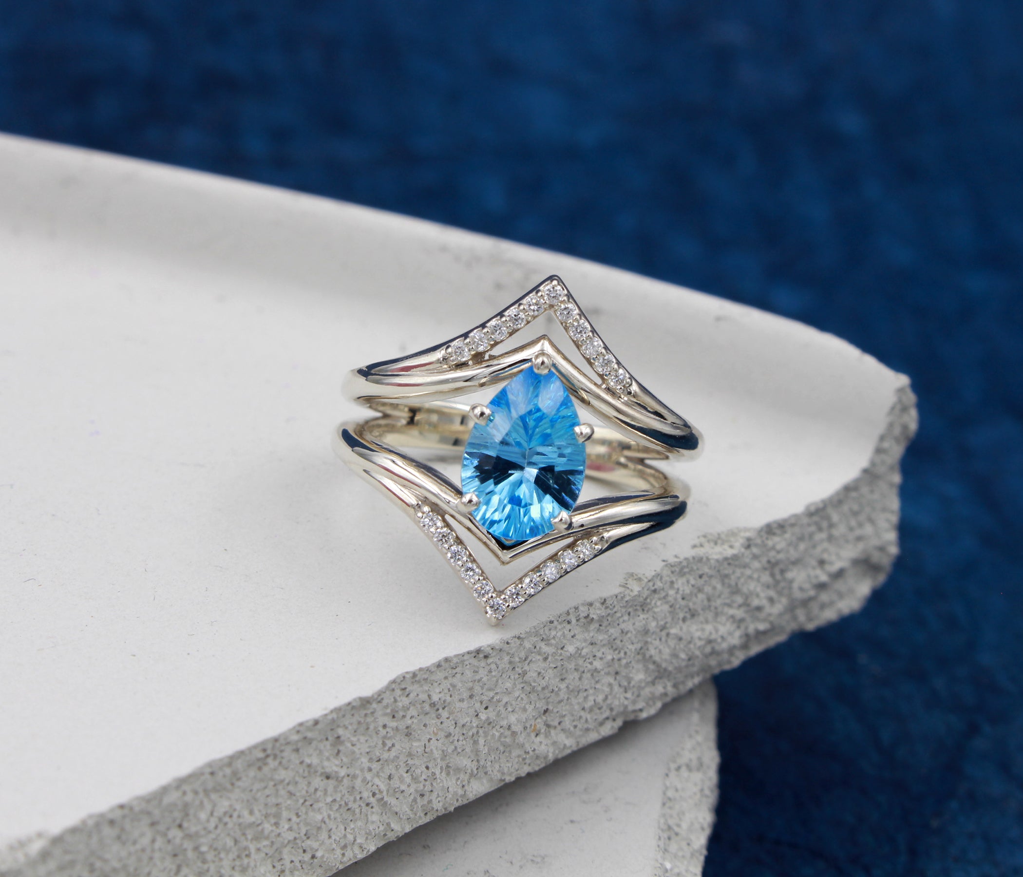 Anillo Art Déco dorado con halo de ágata musgosa y hexágono