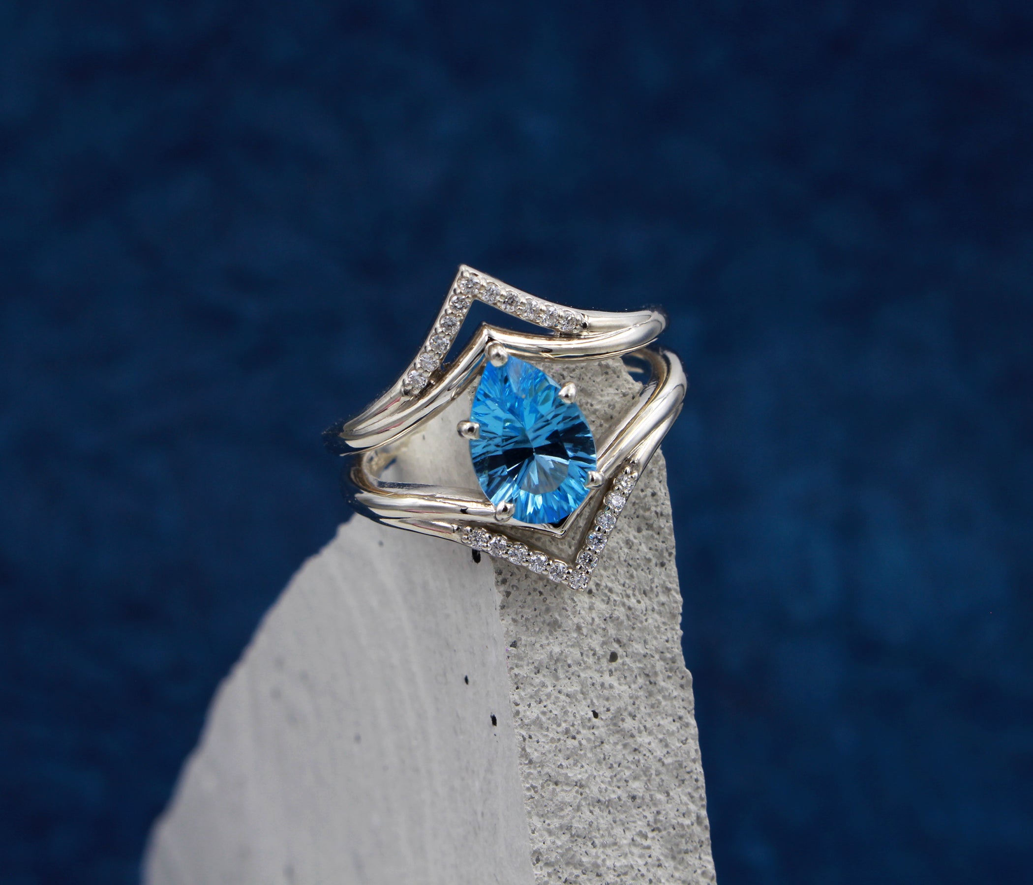 Anillo Art Déco dorado con halo de ágata musgosa y hexágono