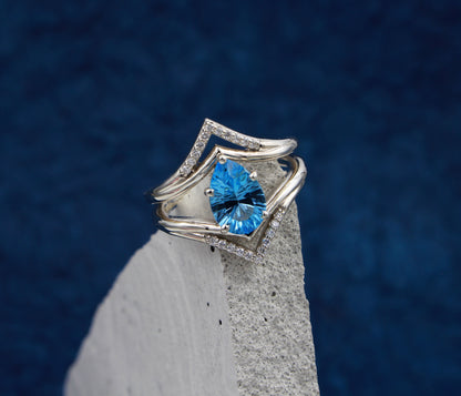 Anillo Art Déco dorado con halo de ágata musgosa y hexágono