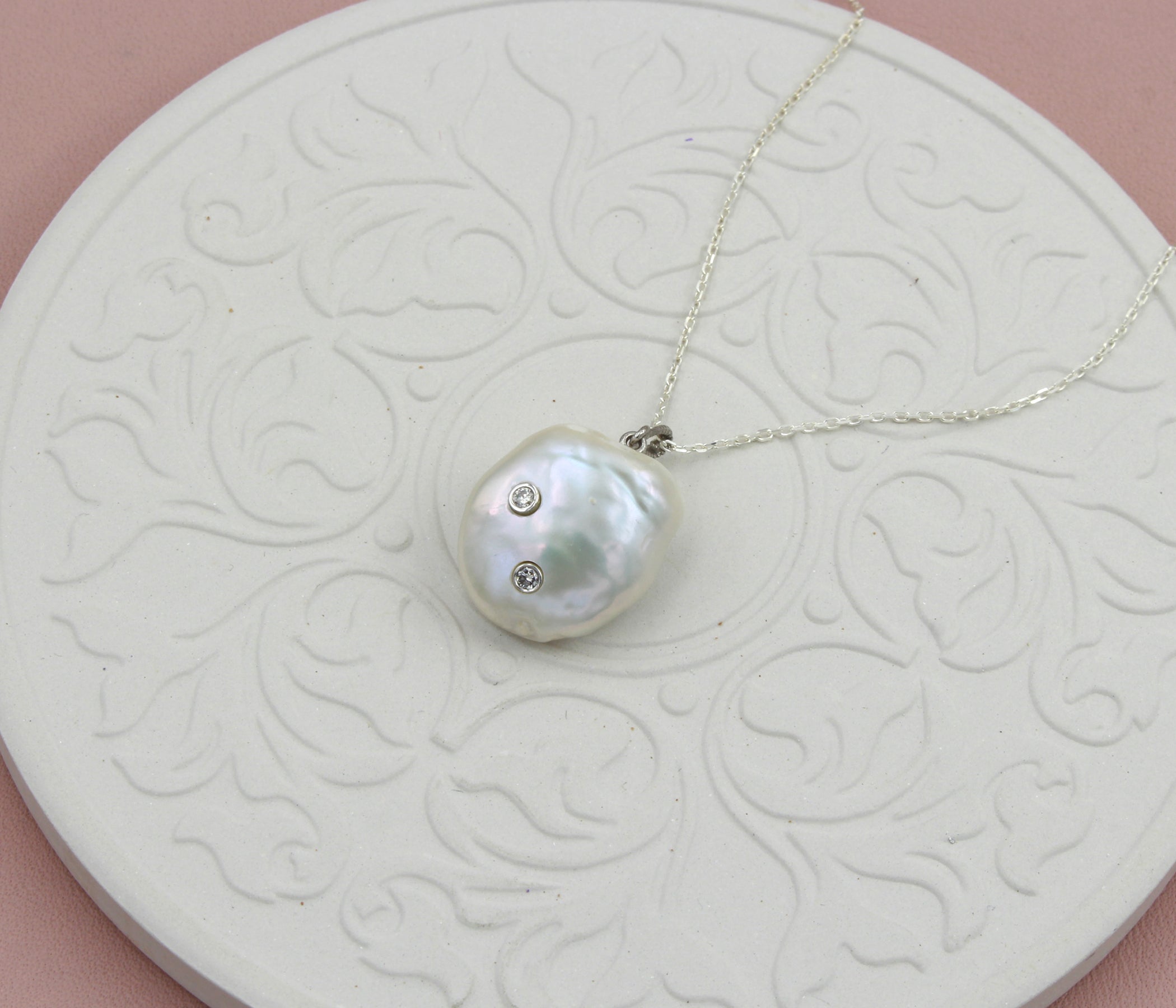 Collar de oro blanco con diamantes y perlas barrocas