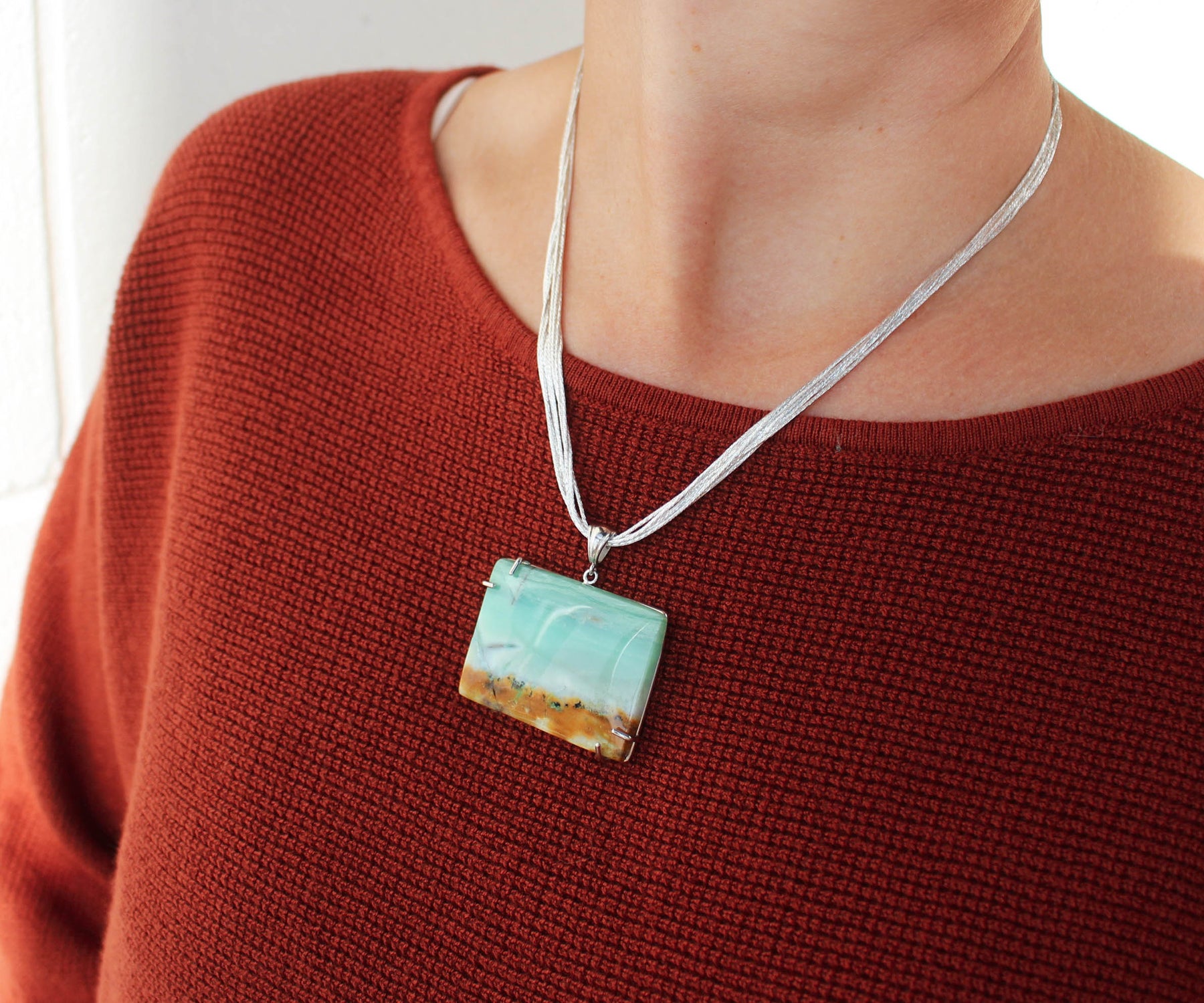 Collar rectangular grande de madera petrificada con ópalo de playa