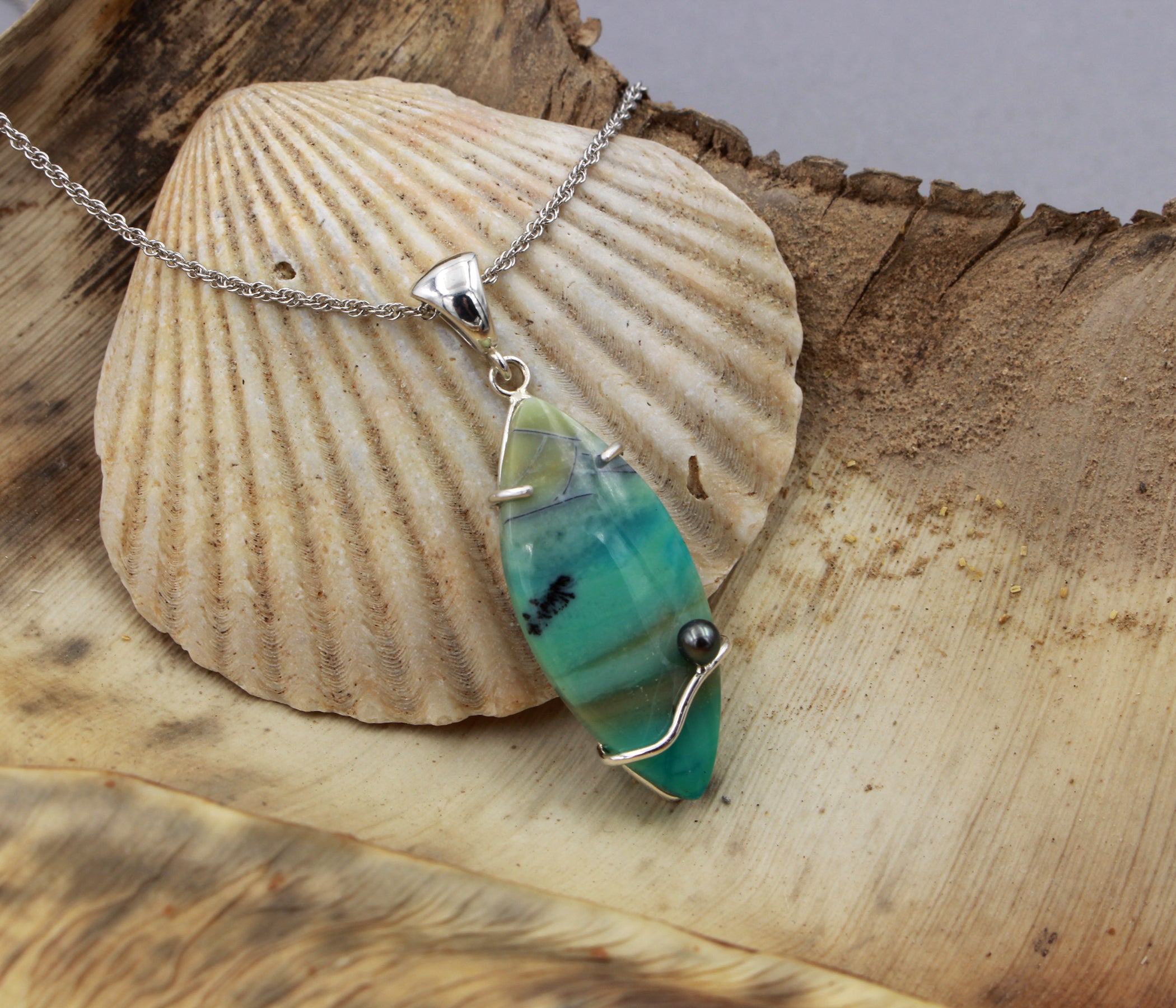 Collar artístico de madera petrificada con ópalo de playa