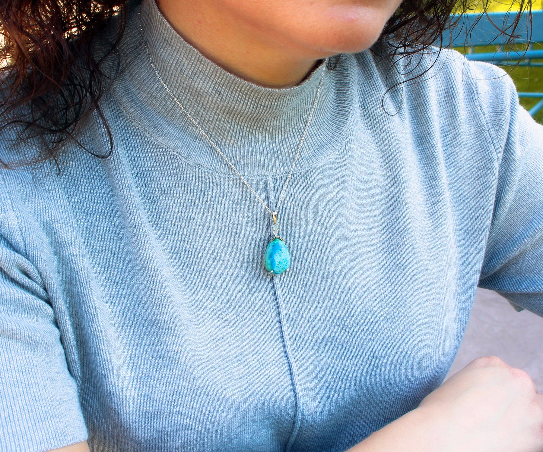 Collar de lágrima de madera petrificada con ópalo de playa