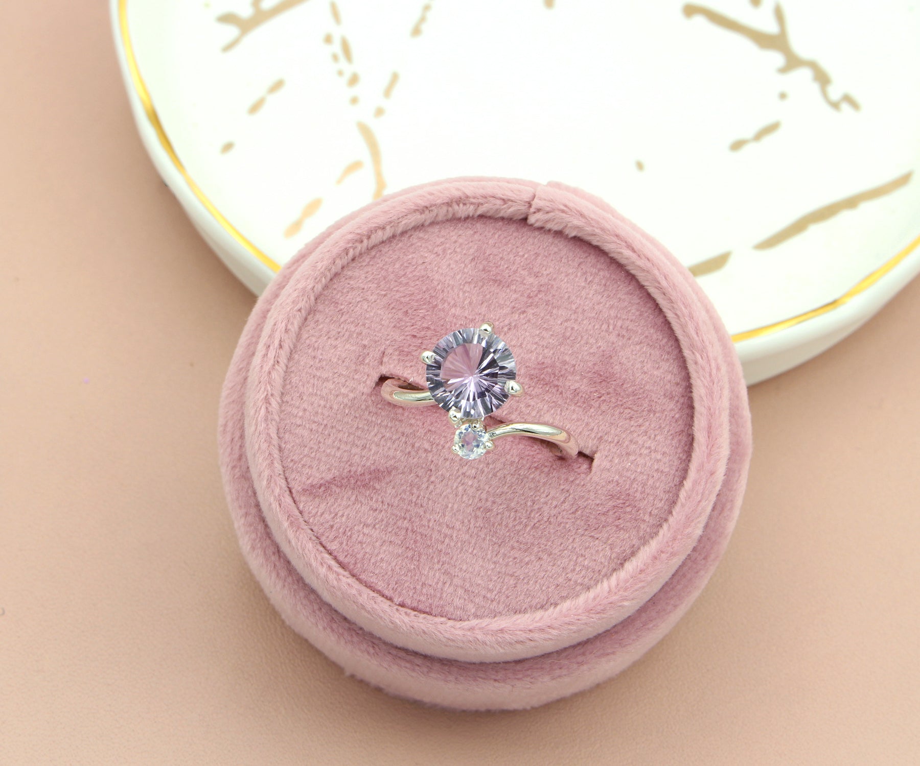 Anillo de piedra lunar con topacio rosa y efecto estrellado