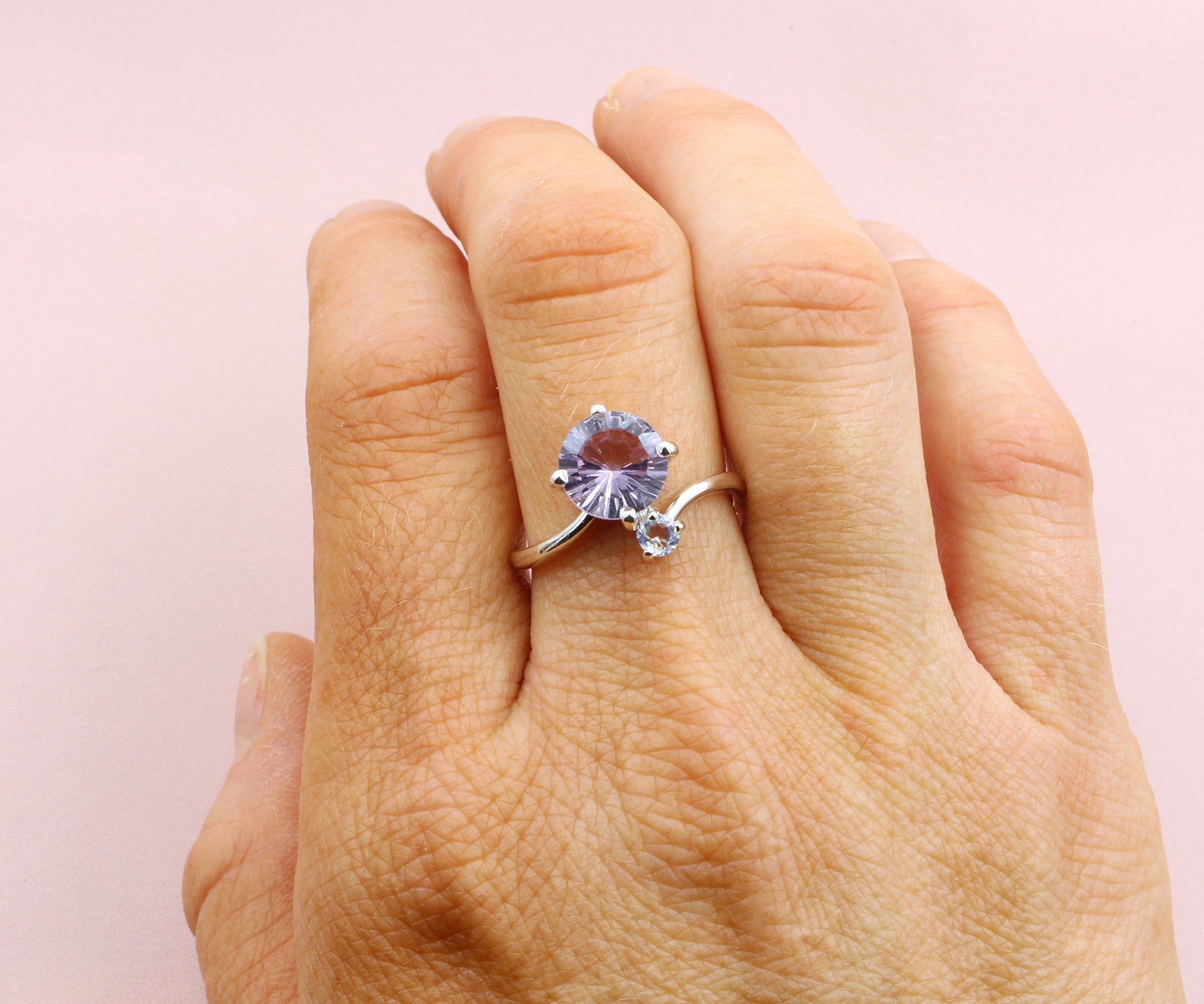 Anillo de piedra lunar con topacio rosa y efecto estrellado