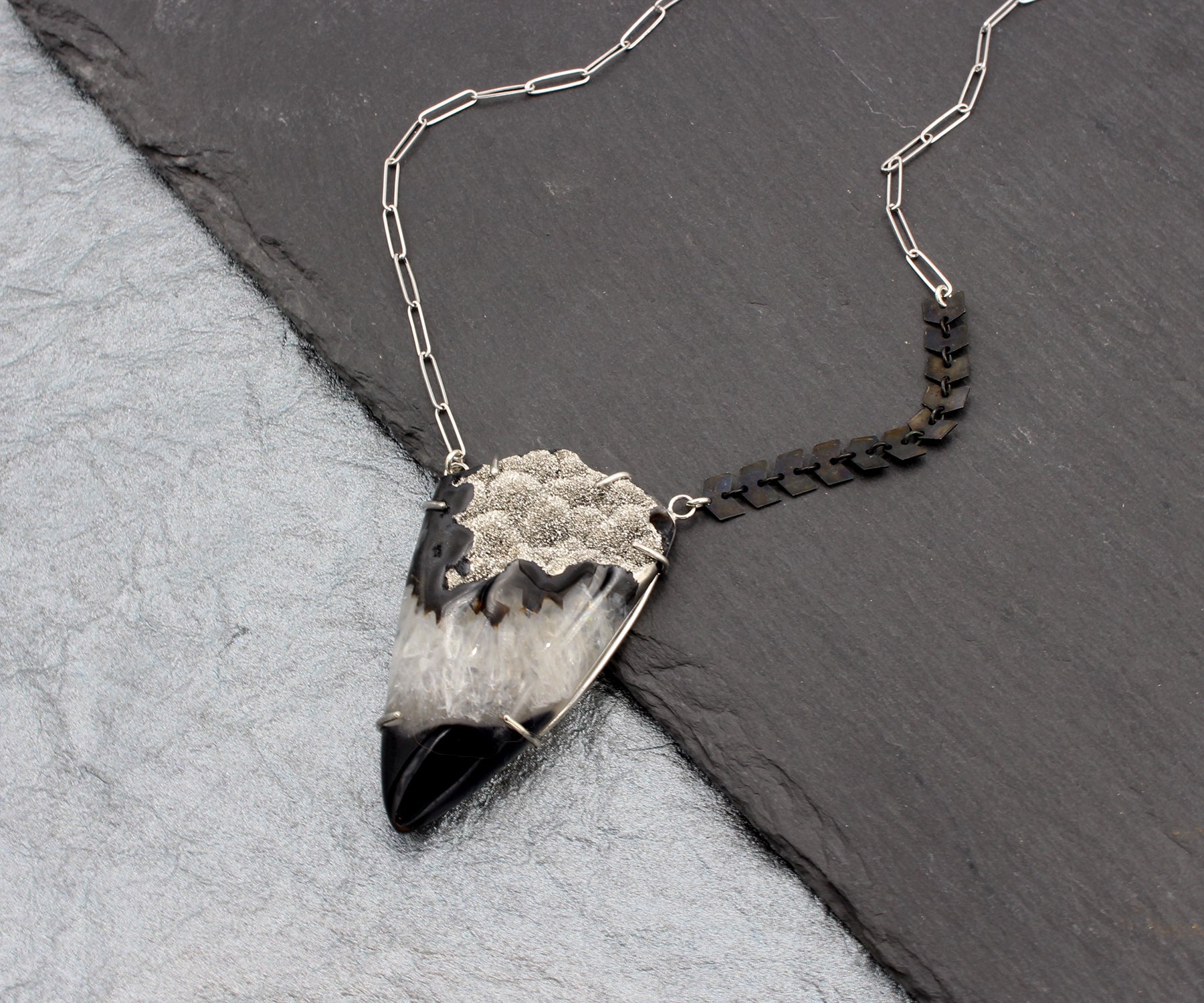 Collar de platino con drusa y chevron descentrado