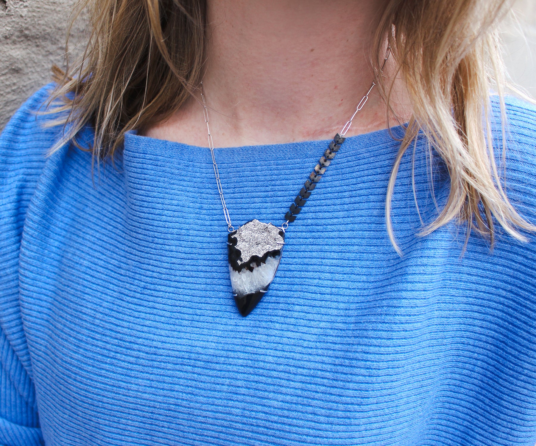 Collar de platino con drusa y chevron descentrado