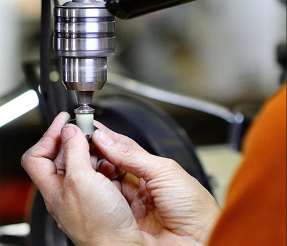Anillo de cerámica con nudo tejido grabado con láser negro