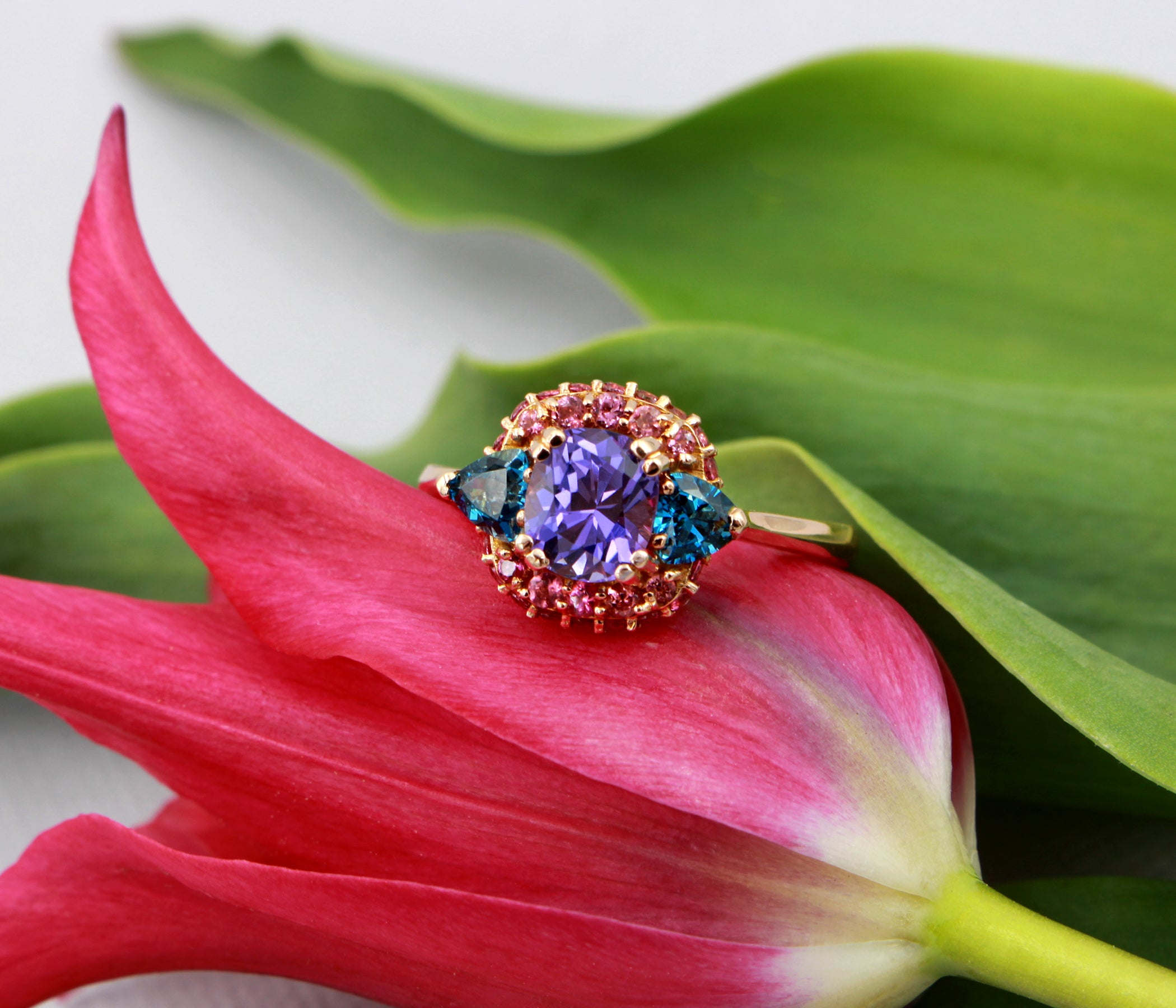 Anillo de zafiro morado natural con halo colorido