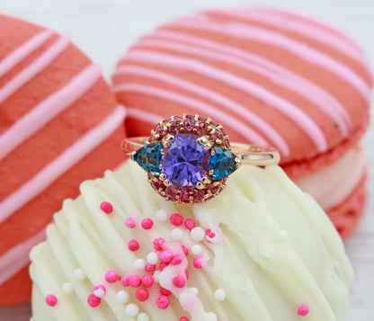 Anillo de zafiro morado natural con halo colorido