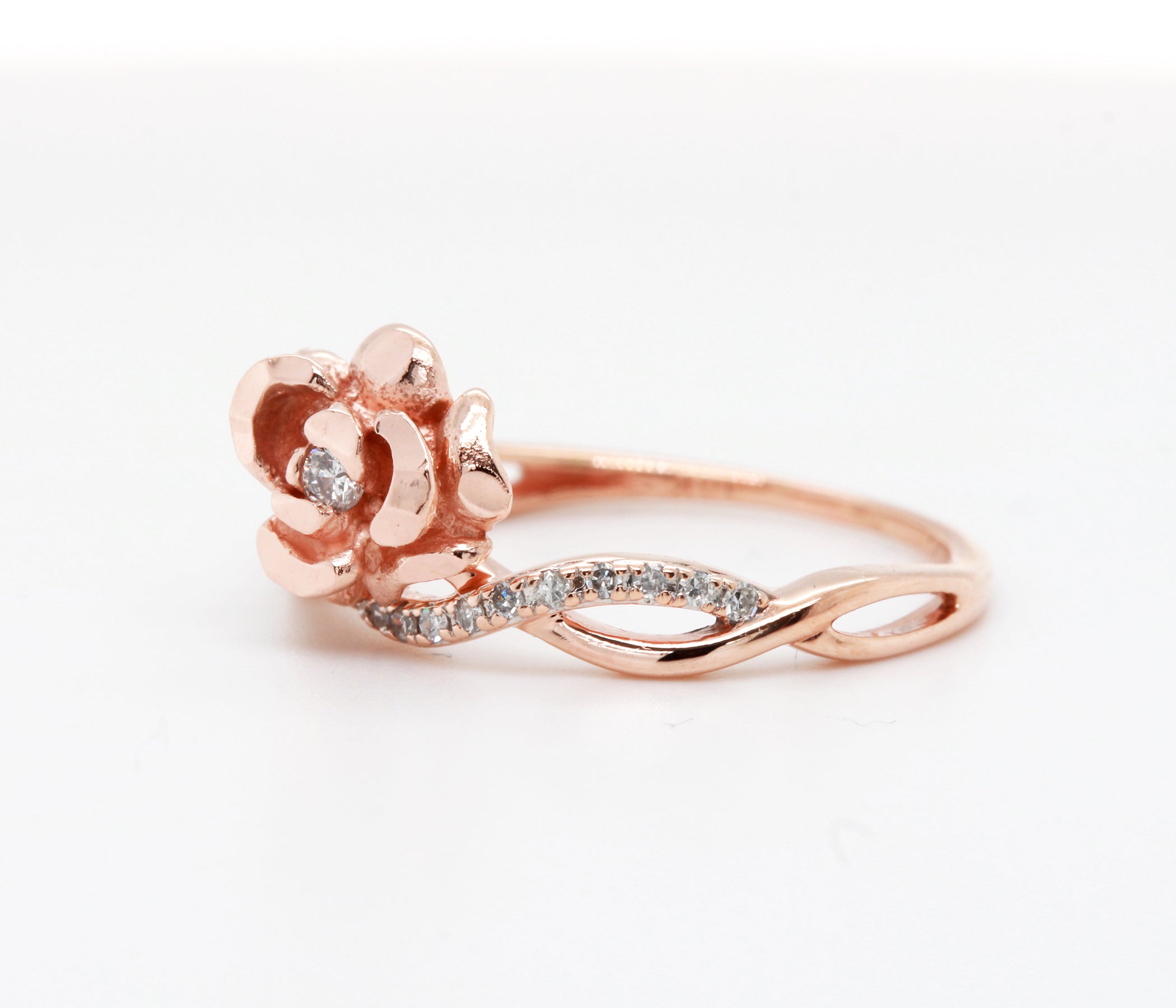 Anillo Art Déco dorado con halo de ágata musgosa y hexágono