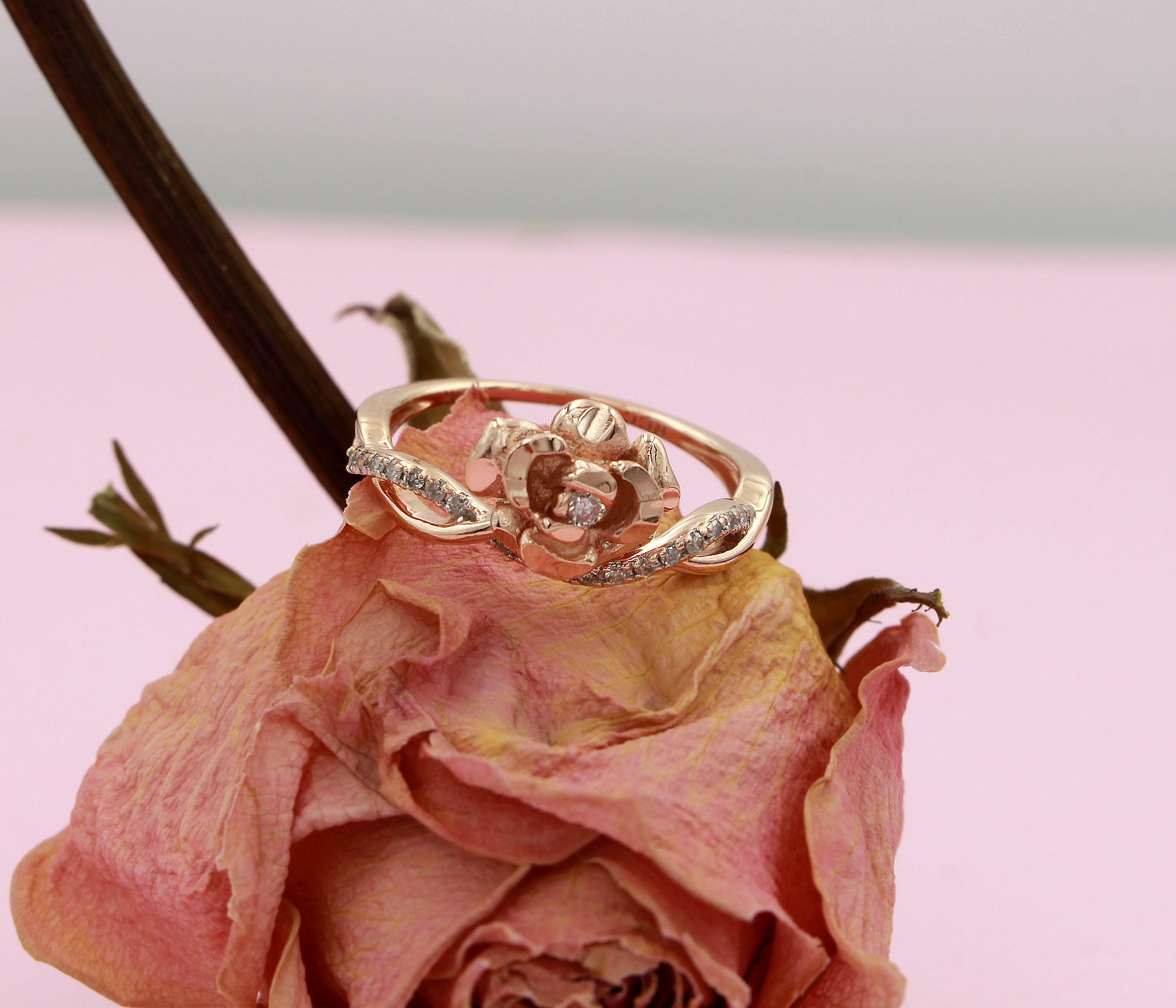 Anillo Art Déco dorado con halo de ágata musgosa y hexágono