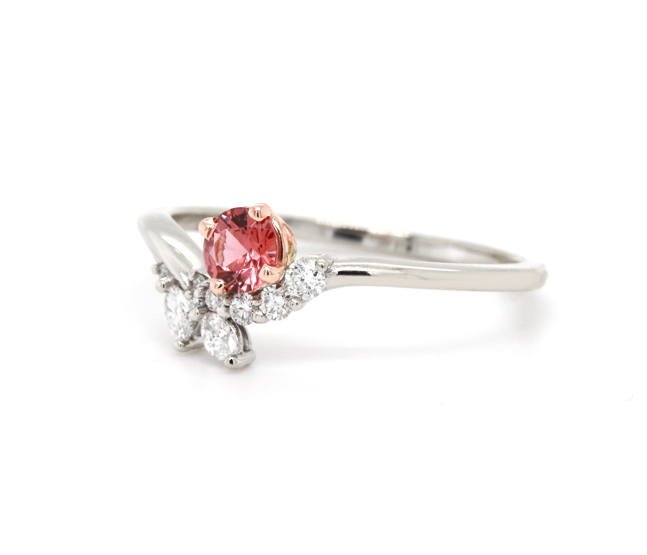 Anillo Art Déco dorado con halo de ágata musgosa y hexágono