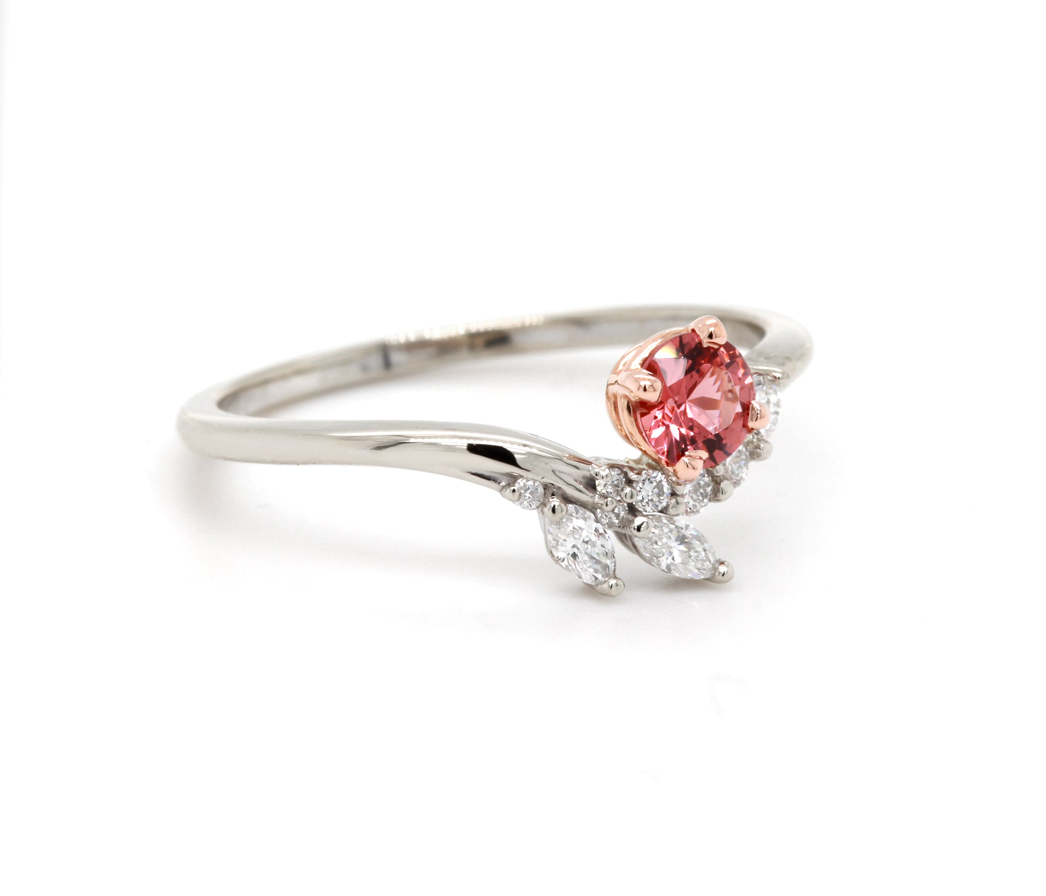 Anillo Art Déco dorado con halo de ágata musgosa y hexágono