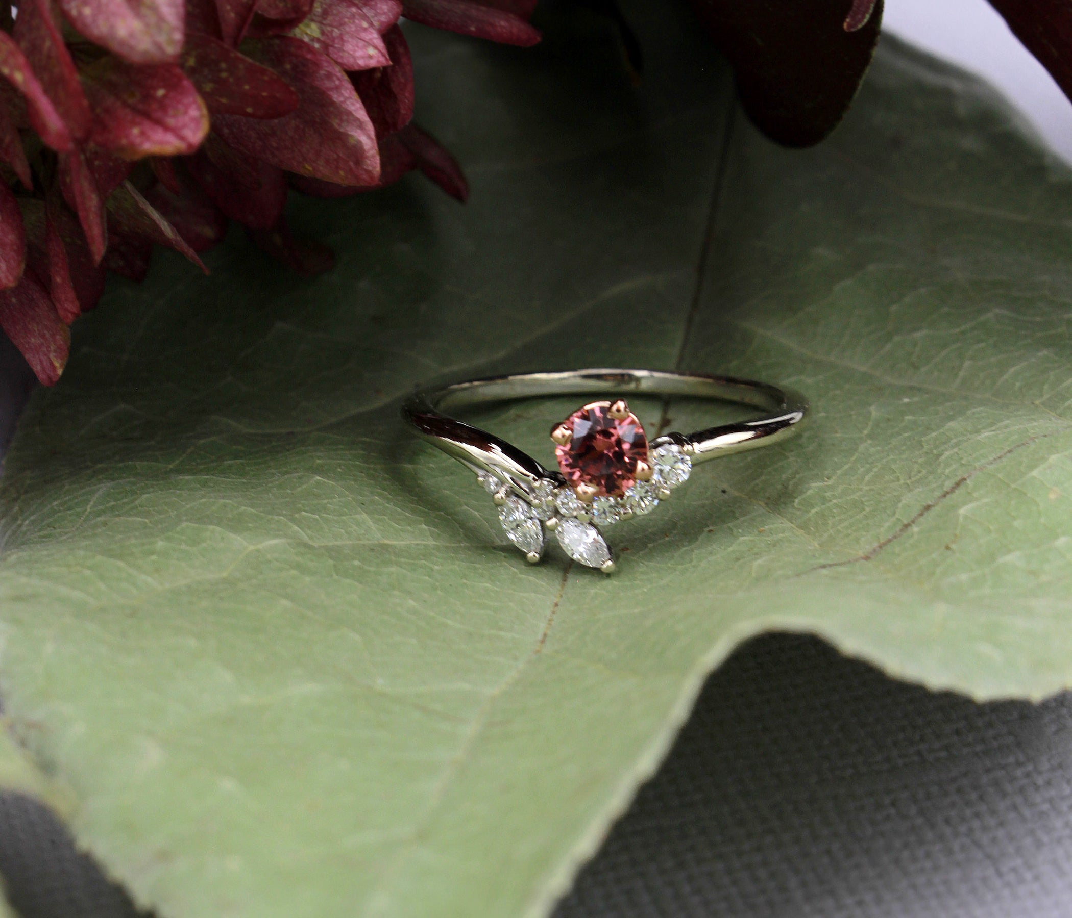 Anillo Art Déco dorado con halo de ágata musgosa y hexágono