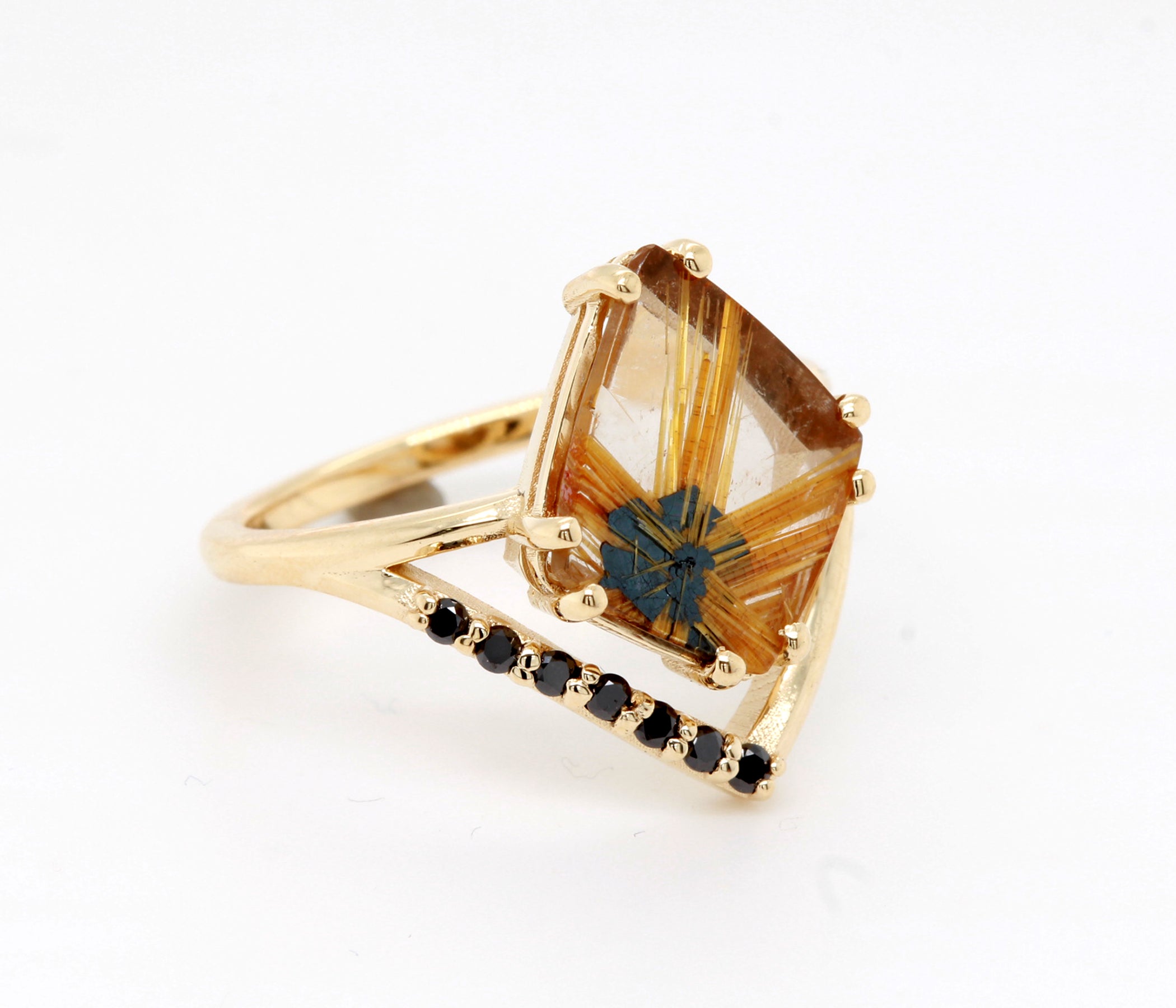 Anillo Art Déco dorado con halo de ágata musgosa y hexágono