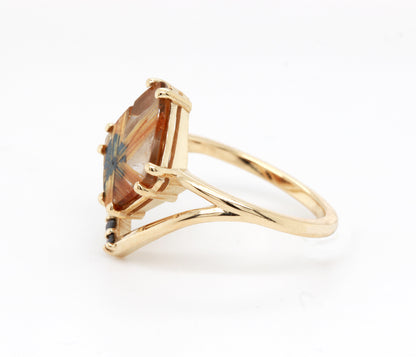 Anillo Art Déco dorado con halo de ágata musgosa y hexágono