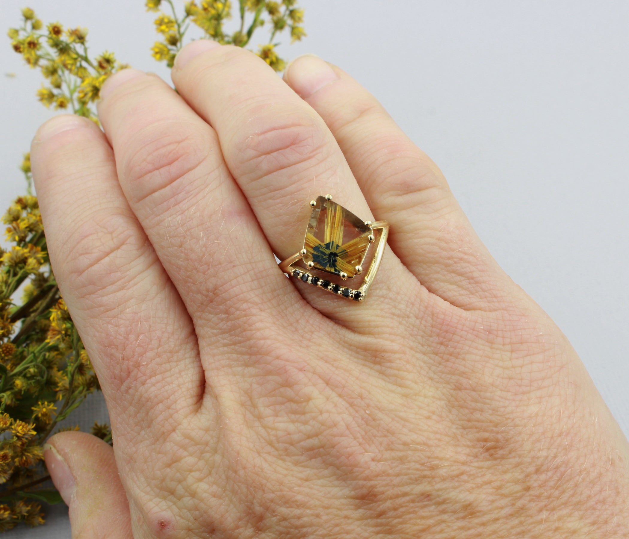 Anillo Art Déco dorado con halo de ágata musgosa y hexágono