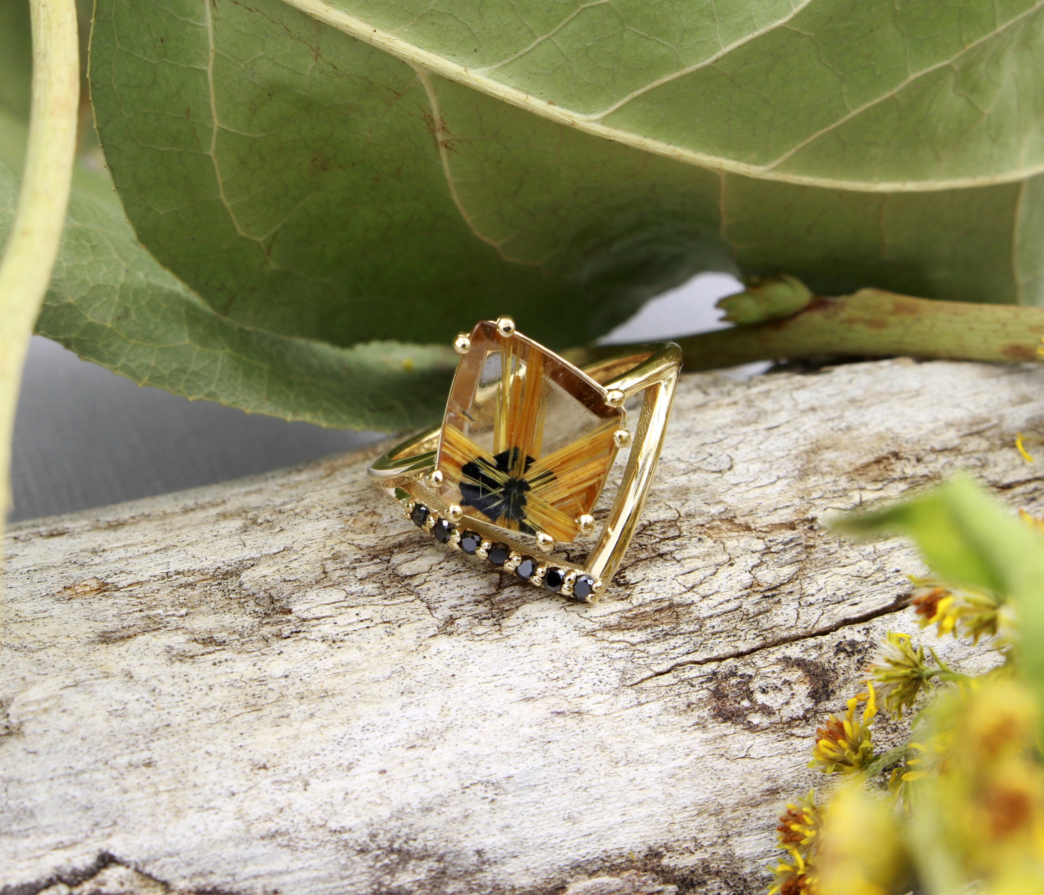 Anillo Art Déco dorado con halo de ágata musgosa y hexágono