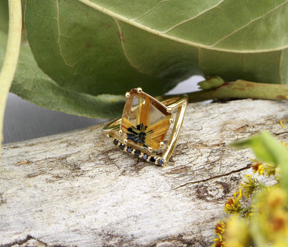 Anillo Art Déco dorado con halo de ágata musgosa y hexágono