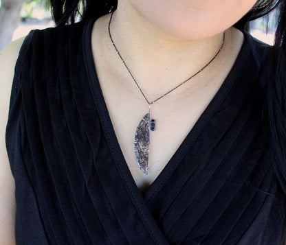 Collar moderno de cuarzo rutilado y ónix en ángulo