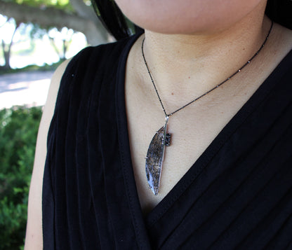 Collar moderno de cuarzo rutilado y ónix en ángulo