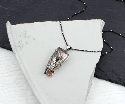 Collar de topacio con forma de daga y cuarzo rutilado