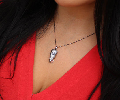 Collar de topacio con forma de daga y cuarzo rutilado