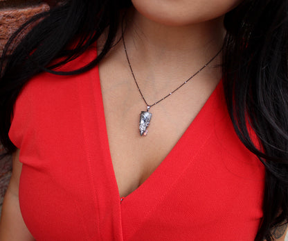 Collar de topacio con forma de daga y cuarzo rutilado