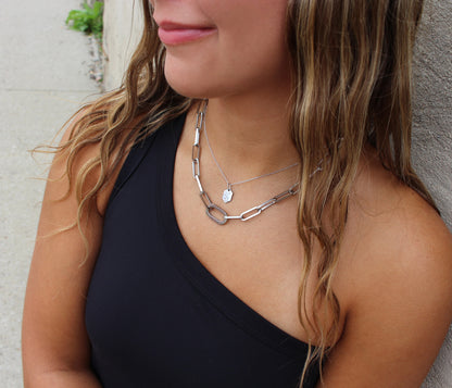 Collar de plata con cristales pavé de diamantes en miniatura