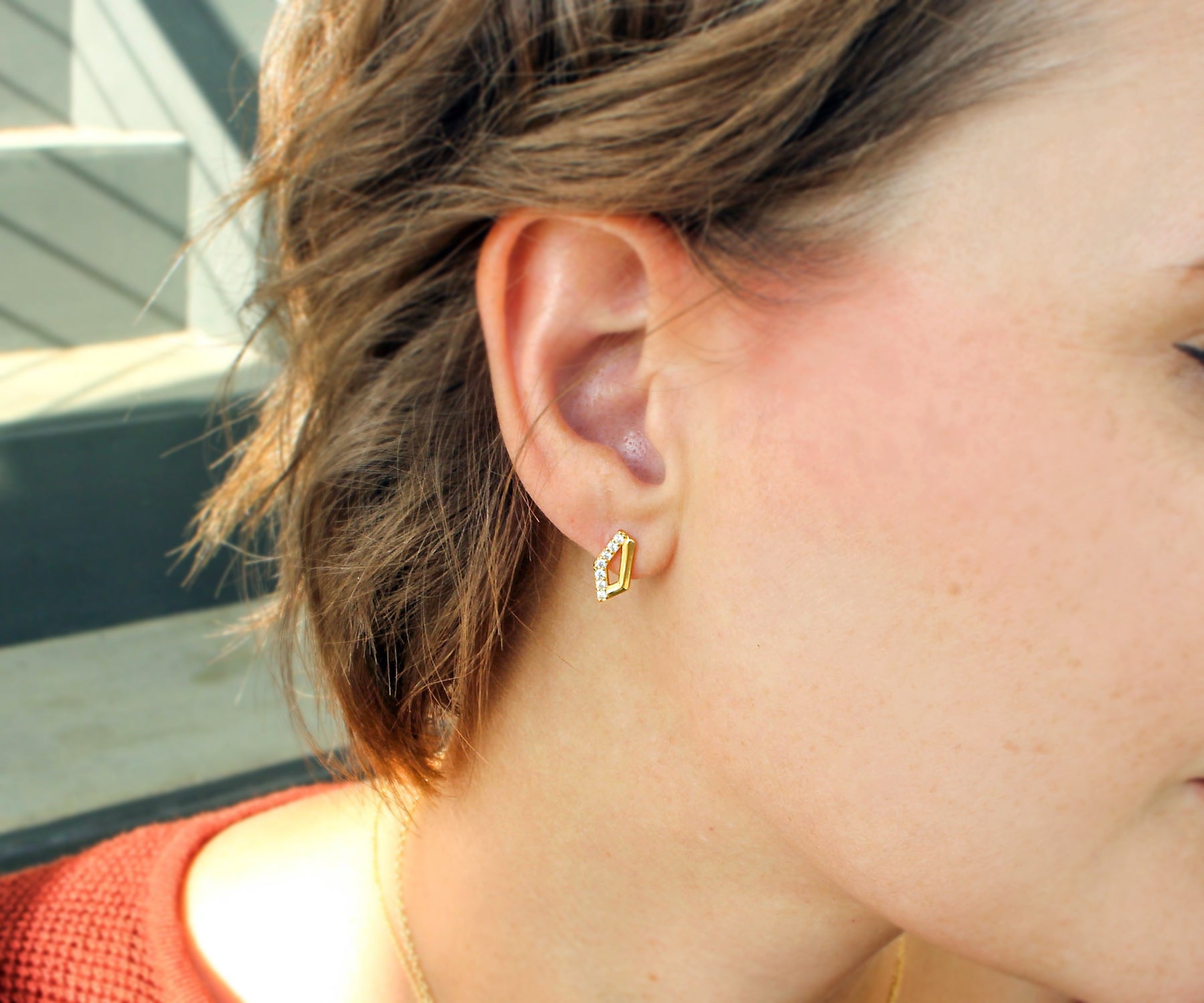 Pendientes dorados con cristales pavé y mini rombos