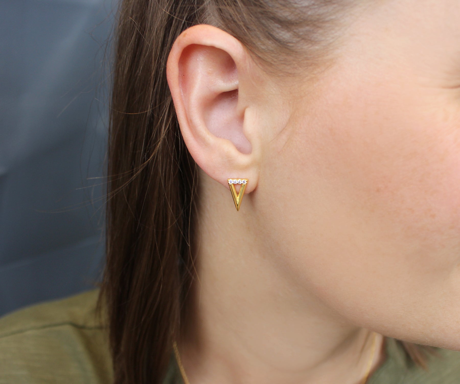 Pendientes dorados con cristales pavé en forma de triángulos pequeños