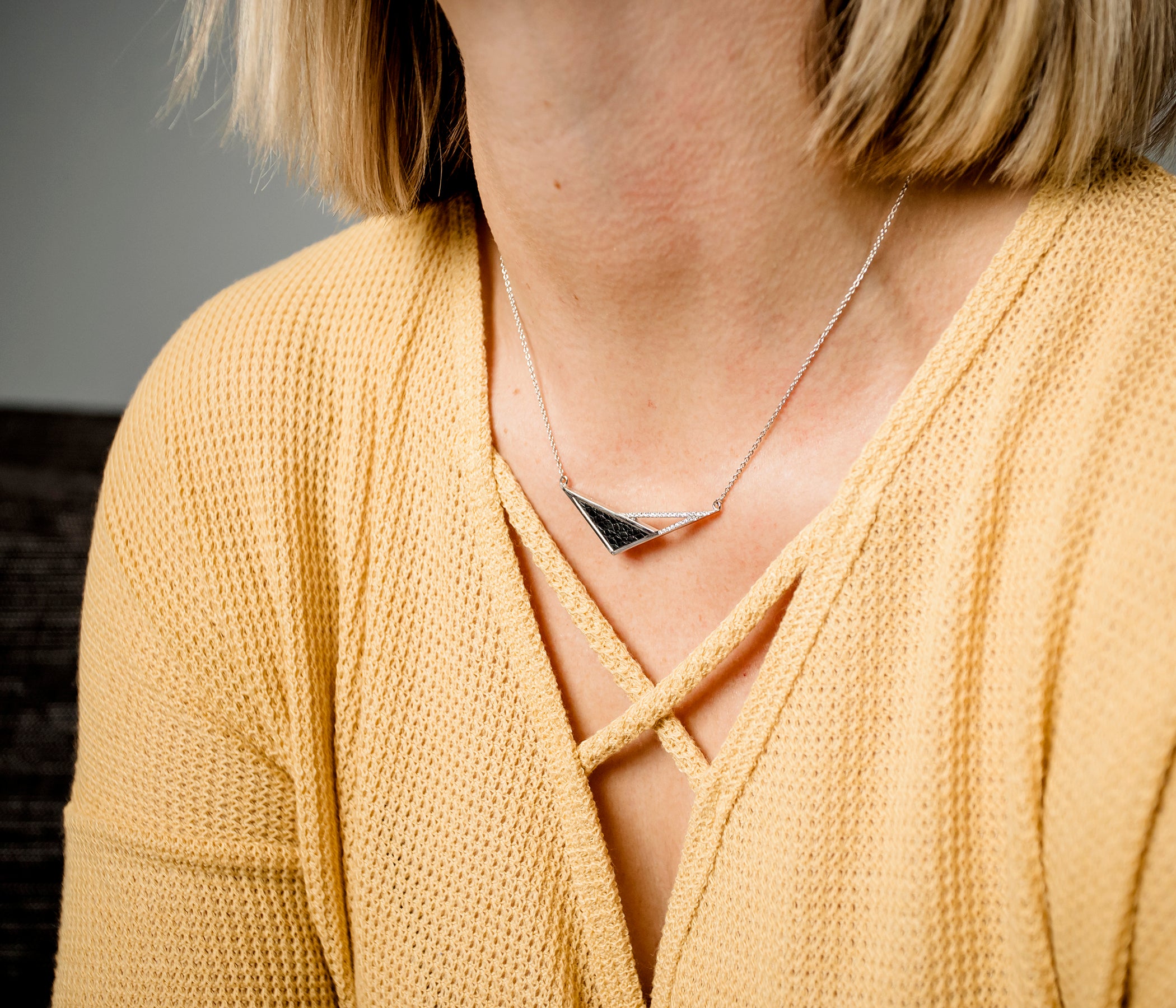 Collar de cuero con incrustaciones de cristales y triángulos geométricos