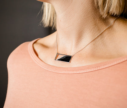 Collar rectangular de cuero con incrustaciones de cristal